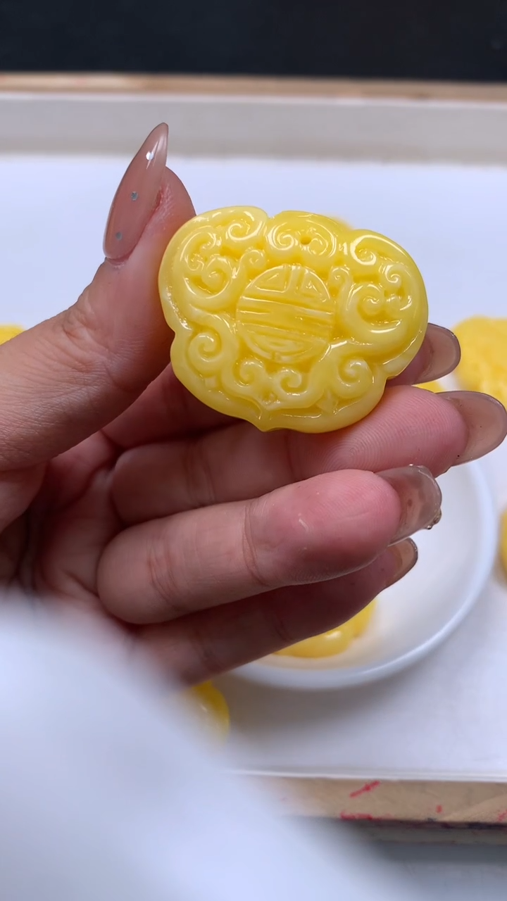 裸石蜜蜡未镶嵌D526 蜜蜡 回纹如意牌 29*35*13mm 1个9.9元