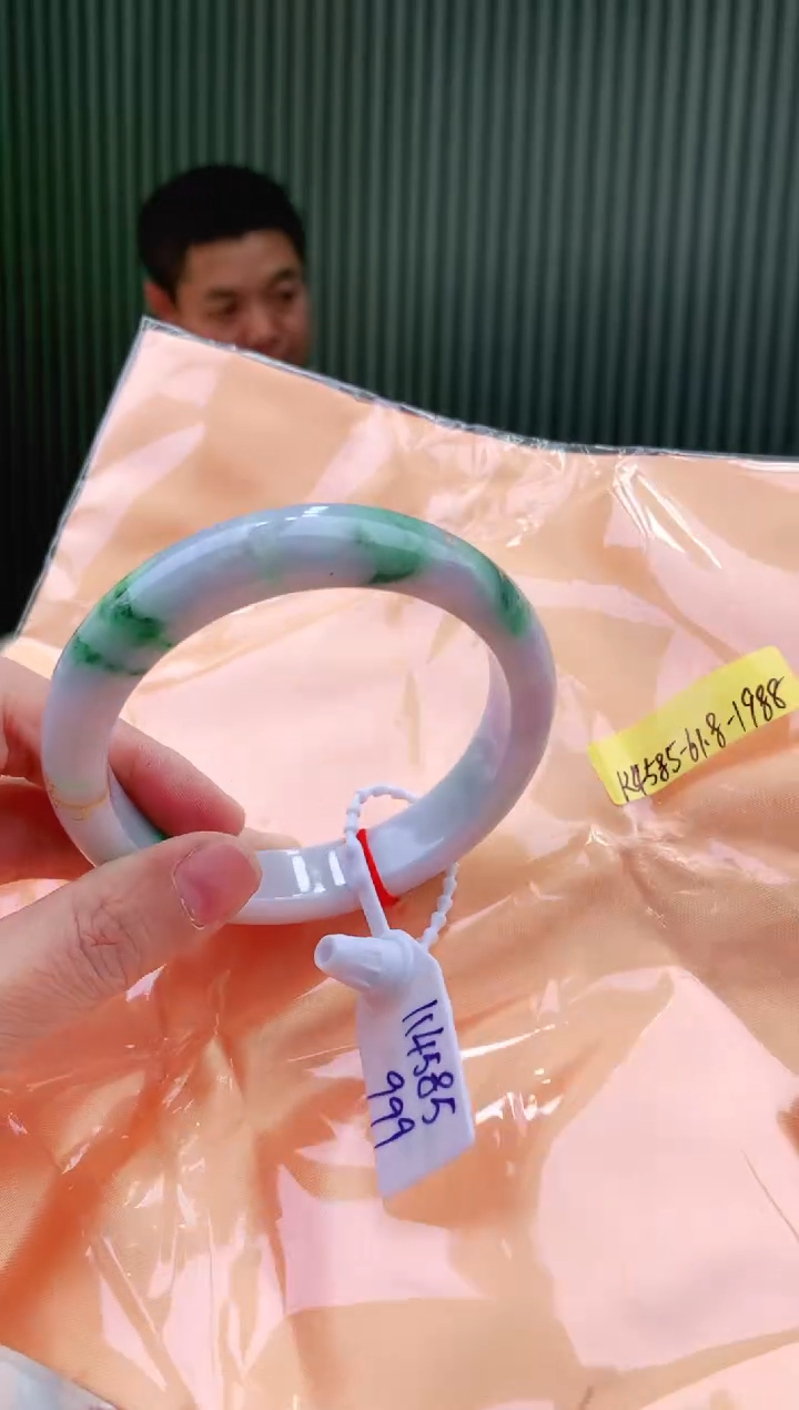 未镶嵌手镯翡翠61+