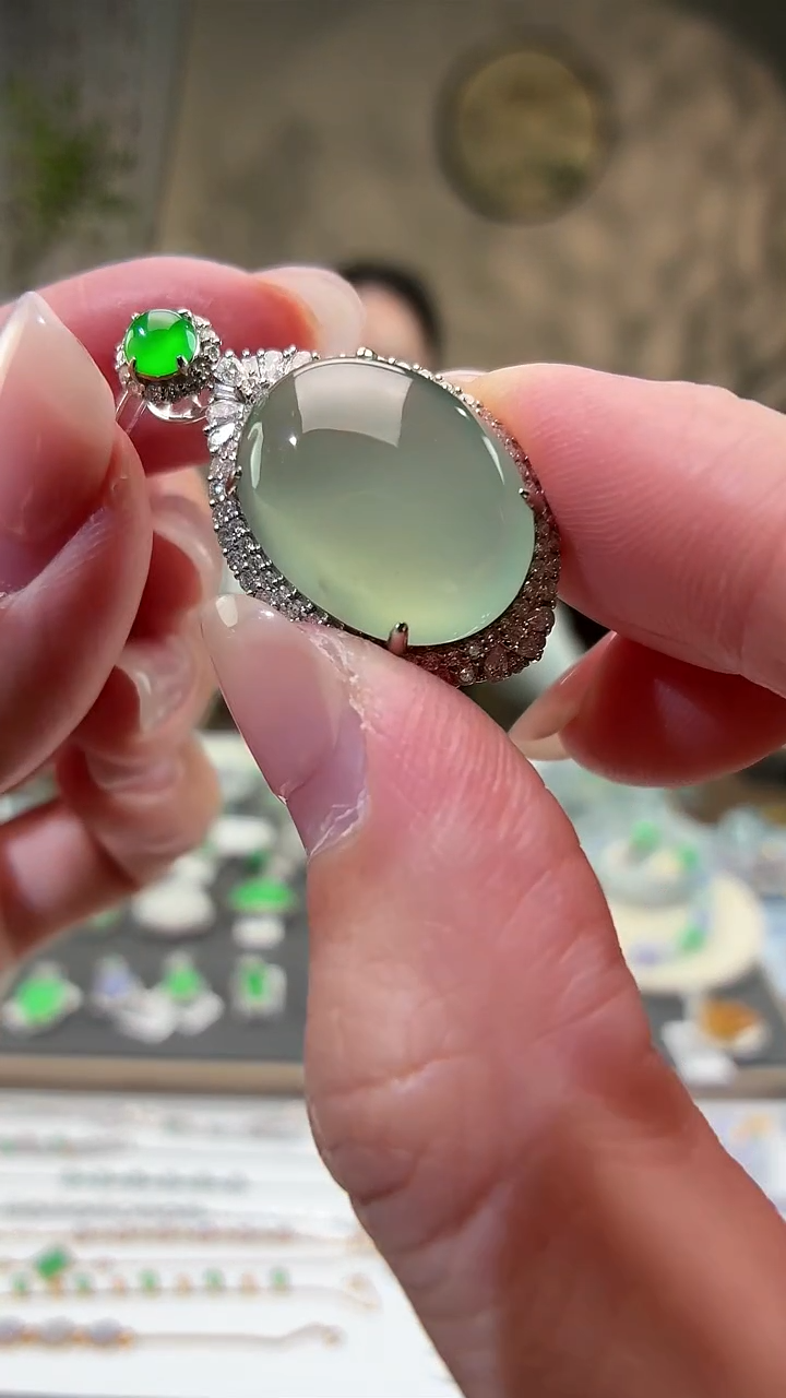 吊坠(不含链)18K金镶嵌翡翠蛋面