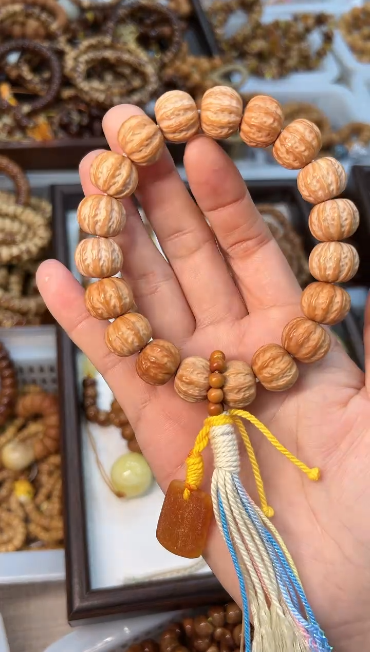 蜜蜡吊坠(赠链)未镶嵌猴头卡14mm左右【蜜蜡无事牌】手持