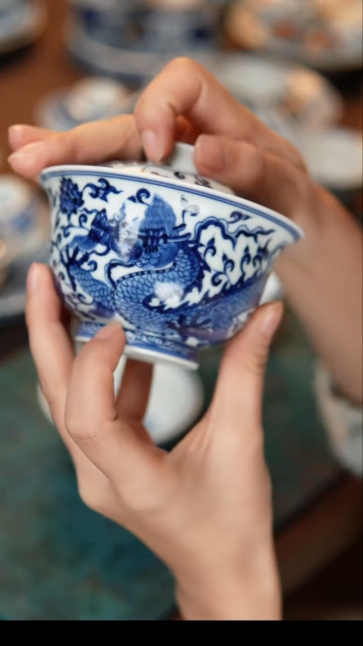 其他陶瓷缠枝霸王龙盖碗