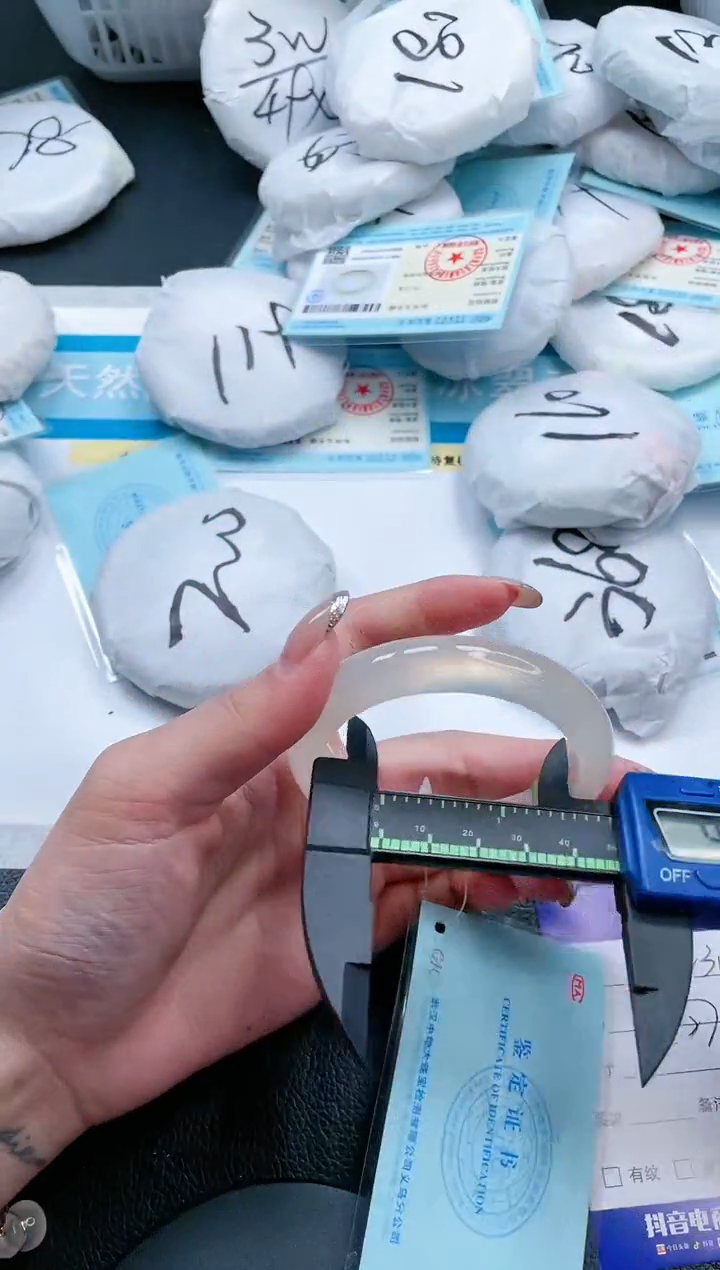 【闪购商品】石英质玉手镯未镶嵌13V315-55