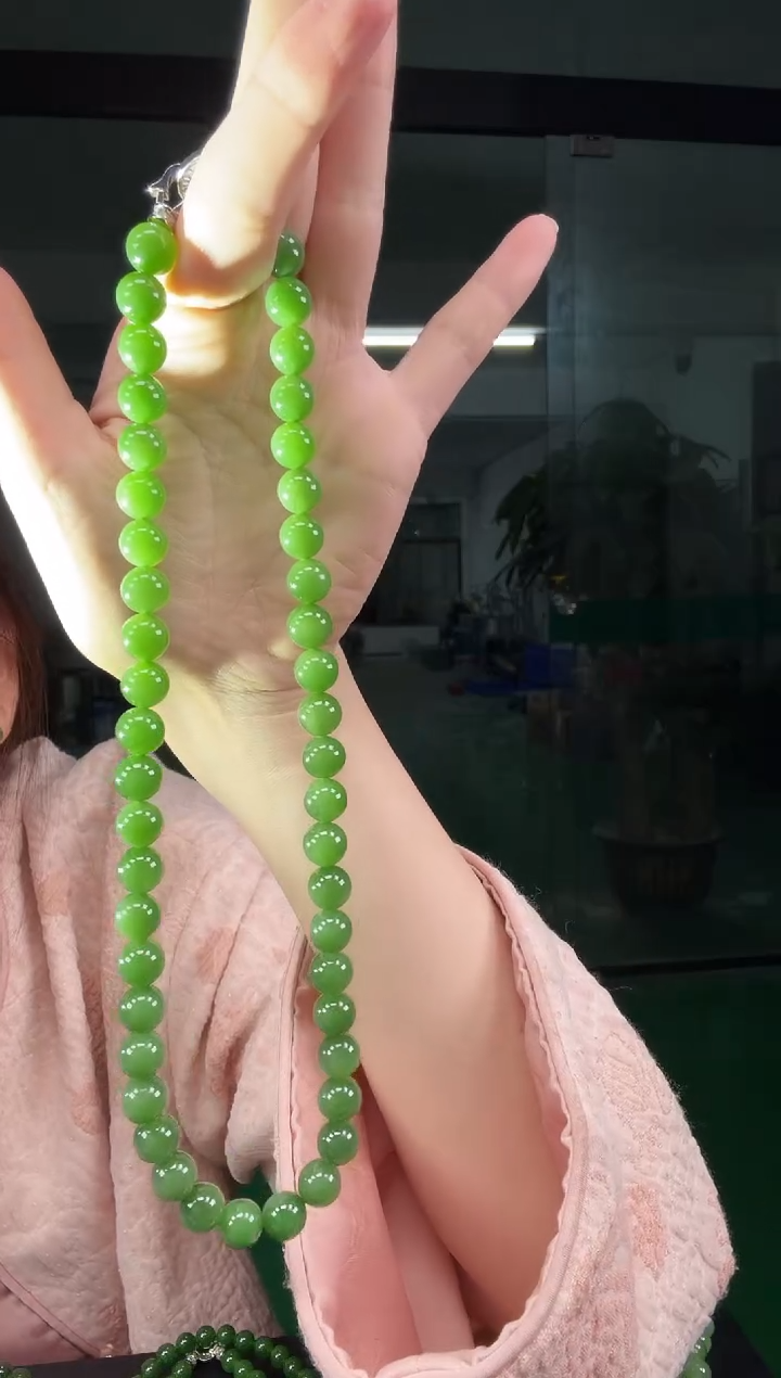 项链未镶嵌和田玉（碧玉）碧玉10mm阳绿项链微猫荧光（无黑点）