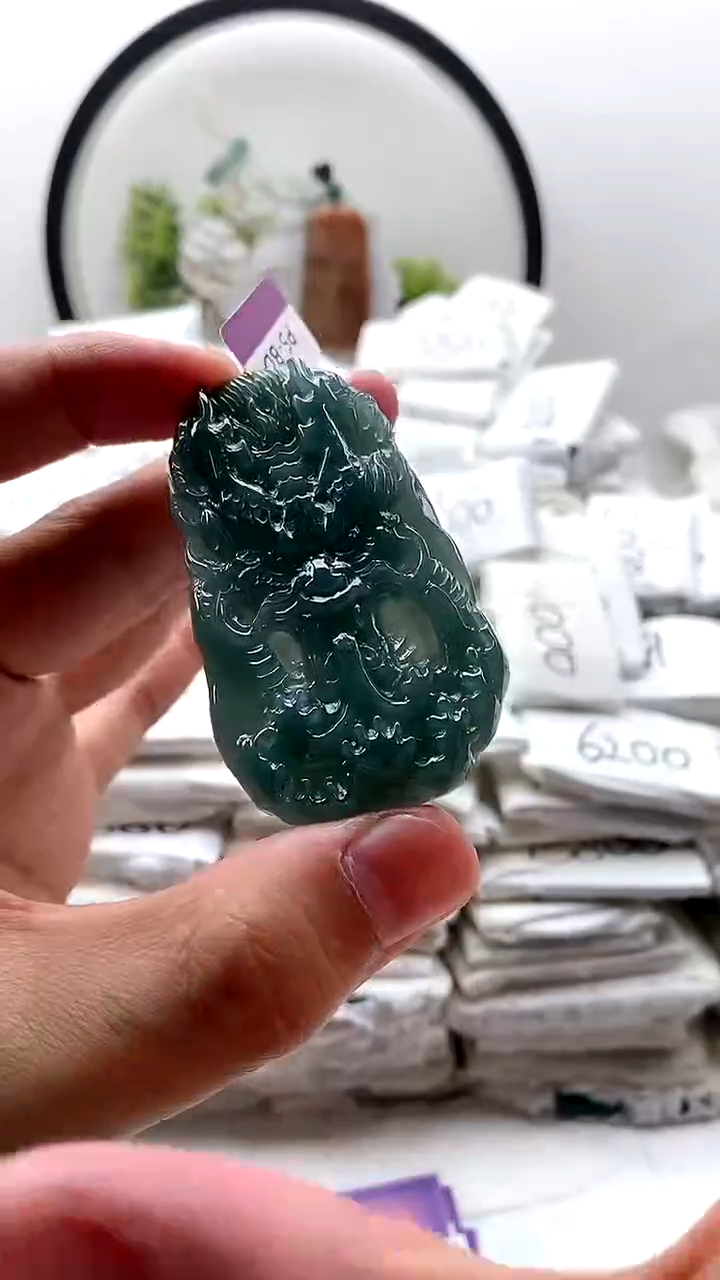 翡翠未镶嵌颈饰龙牌