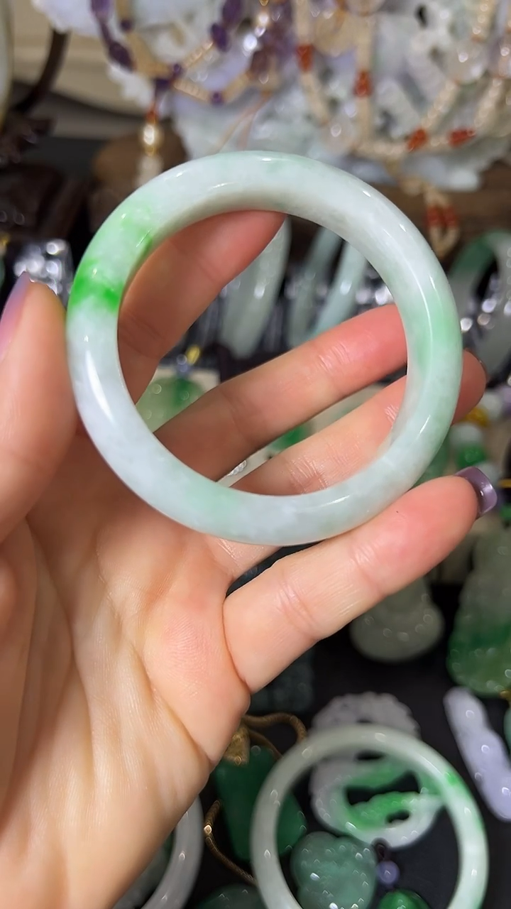 颈饰未镶嵌翡翠镯子