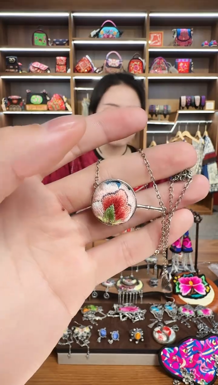 【闪购商品】织绣89蒙阿苏苗绣传承