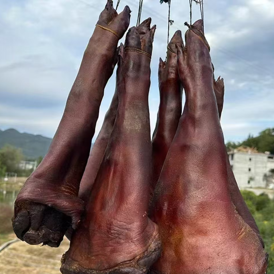 正宗柴火烟熏腊猪脚口感醇厚营养丰富现场称重