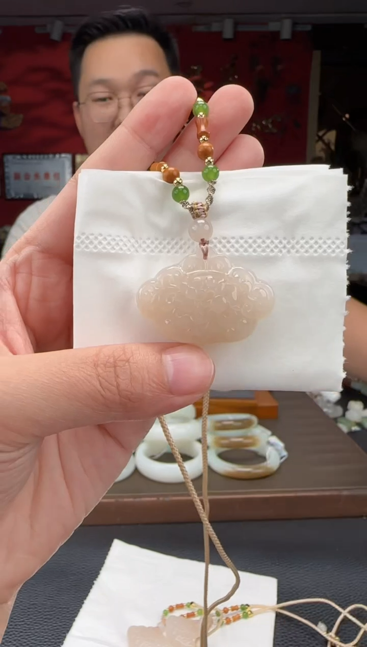 和田玉未镶嵌颈饰藕粉如意锁