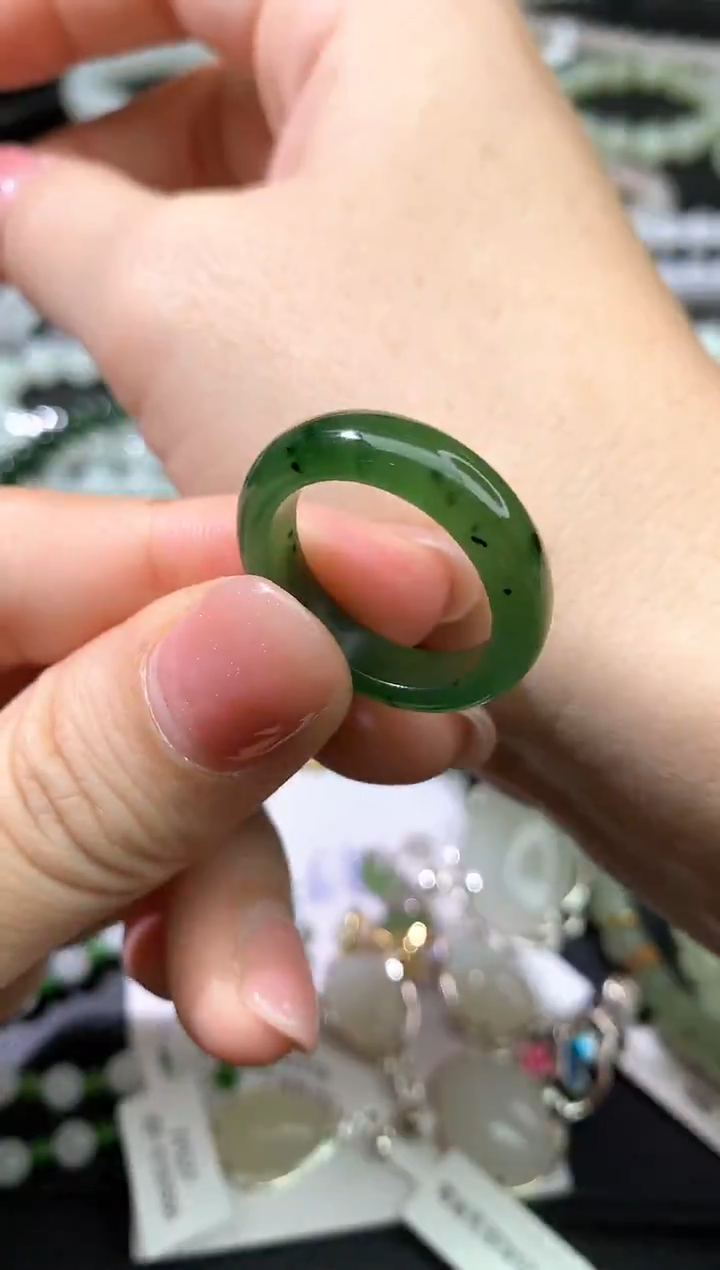 未镶嵌戒指和田玉戒圈