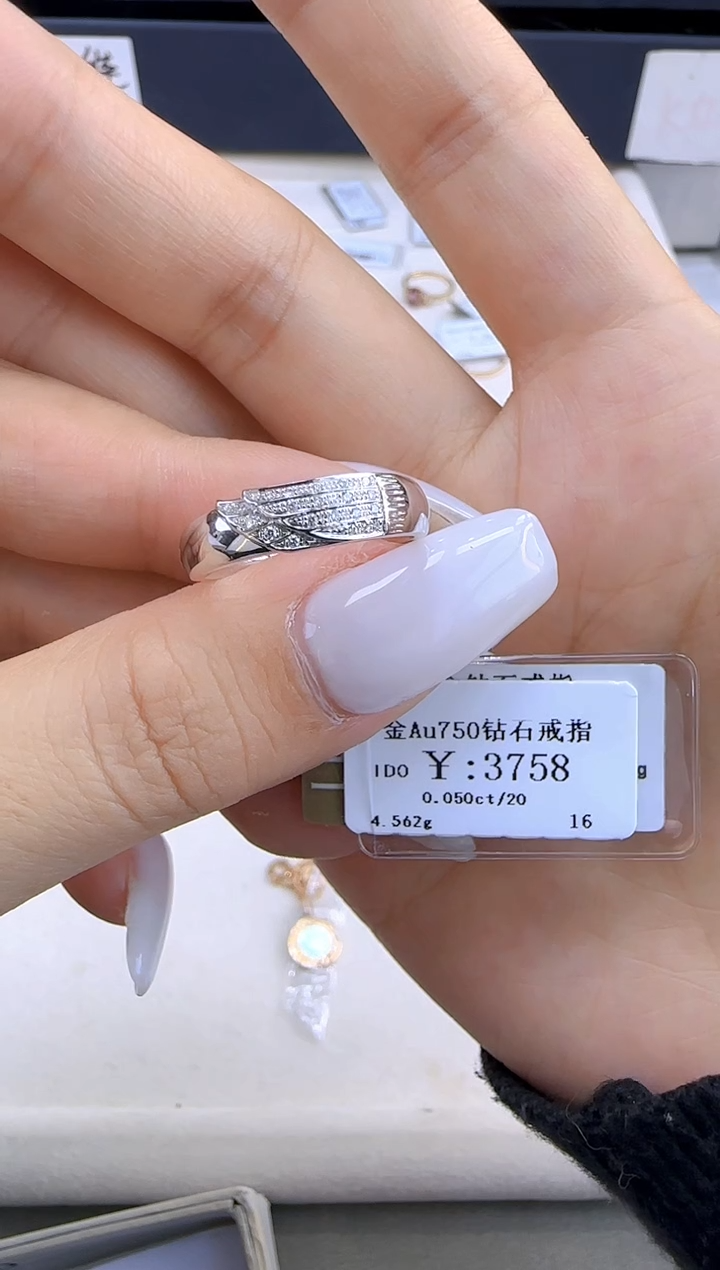 【闪购商品】钻石戒指/指环18K金镶嵌334000