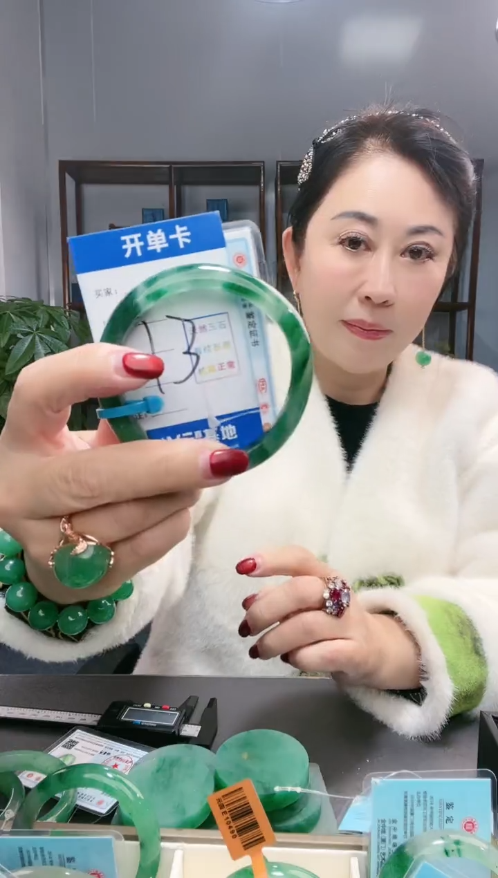 【闪购商品】石英质玉手镯未镶嵌非洲翠