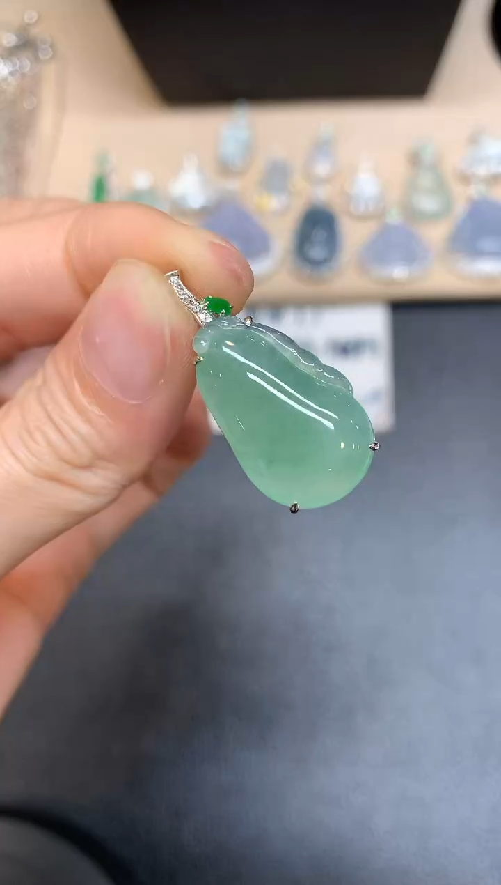 【闪购商品】翡翠吊坠(不含链)18K金镶嵌福瓜【无服务费