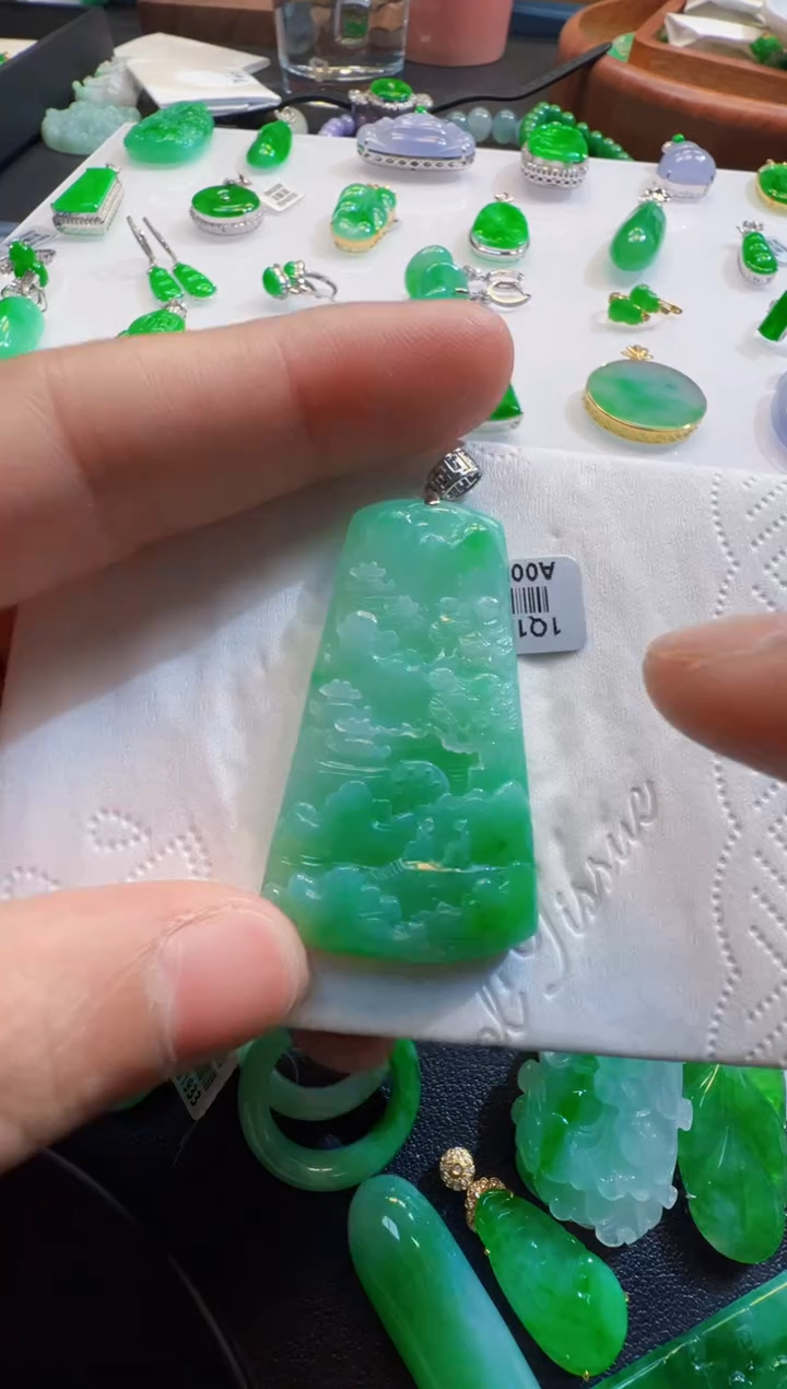 翡翠18K金镶嵌吊坠(不含链)山水牌
