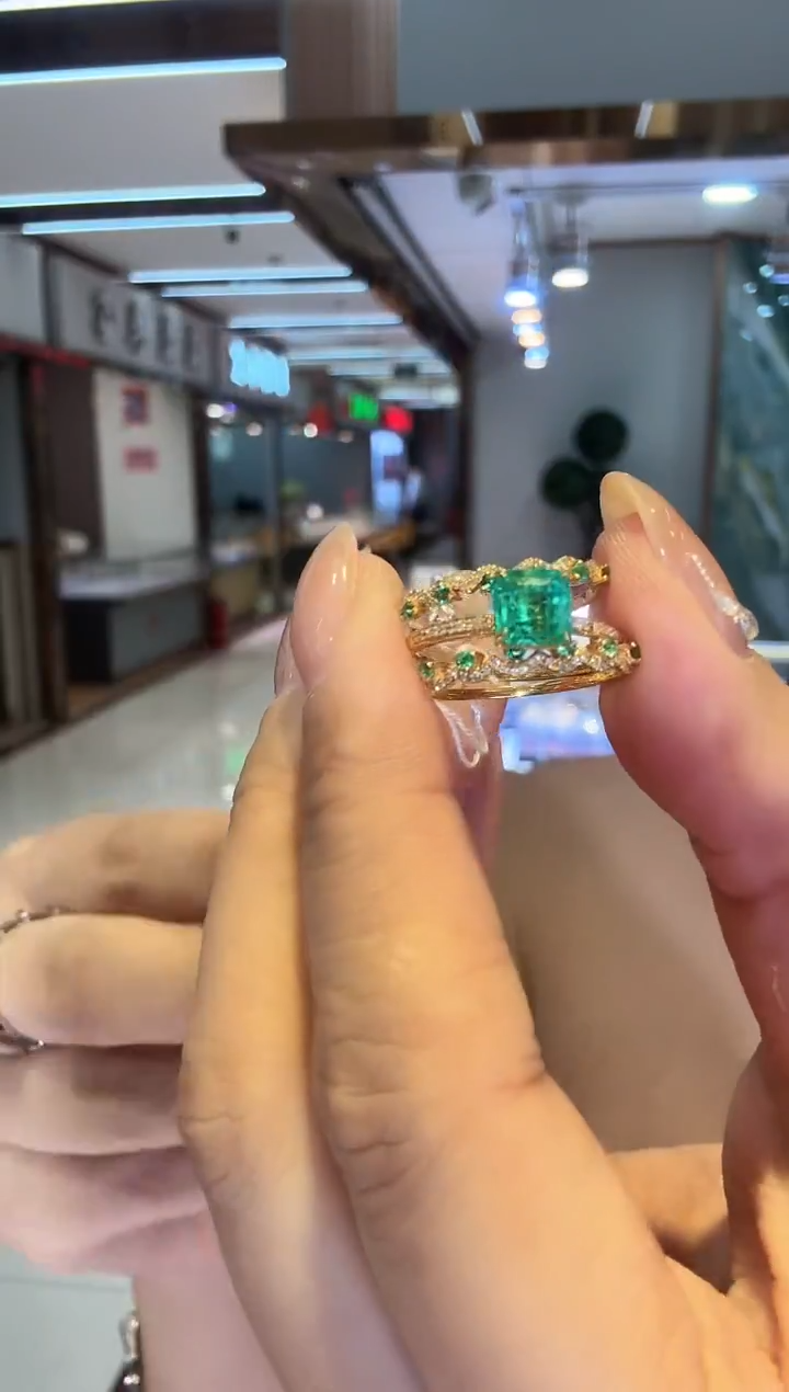 18K金镶嵌戒指祖母绿1.50ct