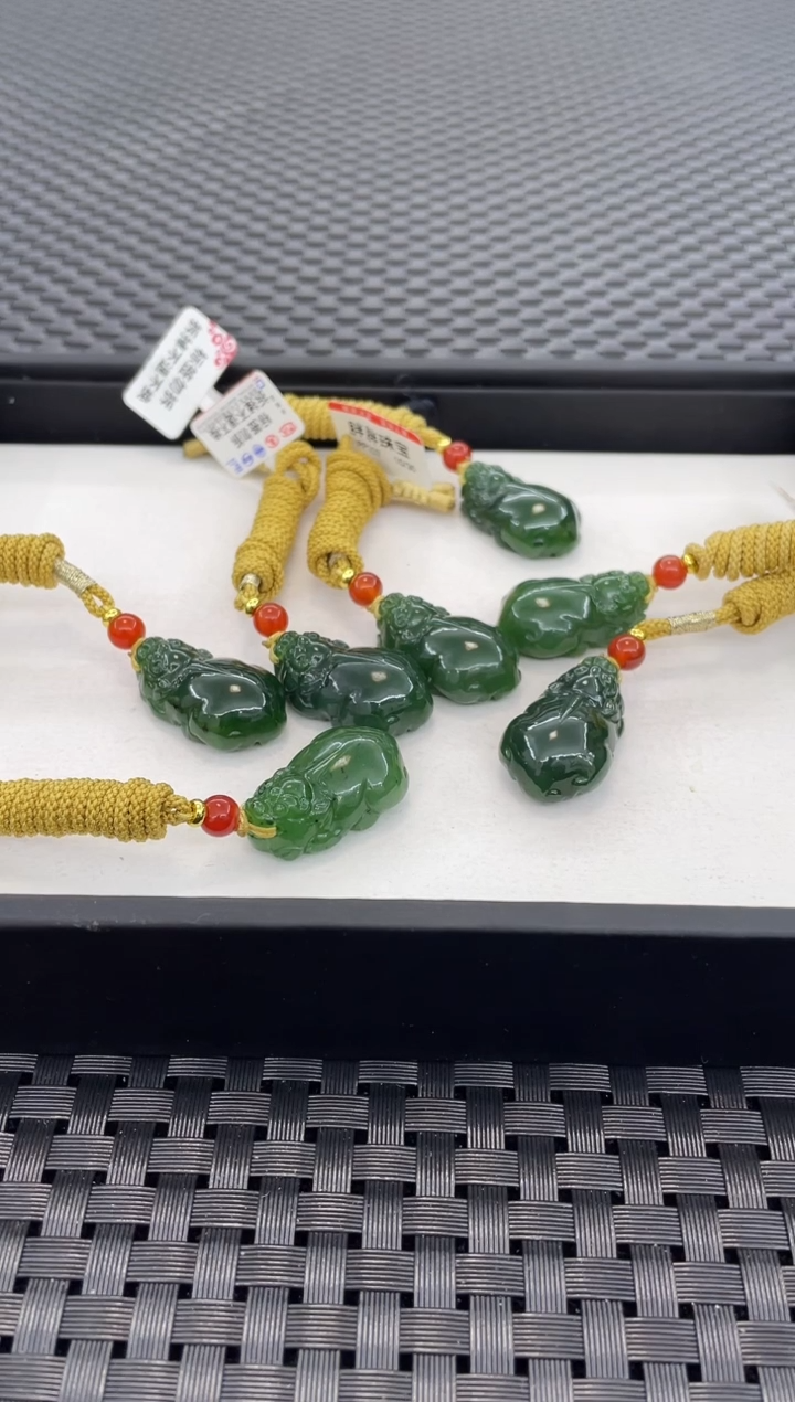 颈饰未镶嵌和田玉貔貅有矿点（多样性发一件）PP107