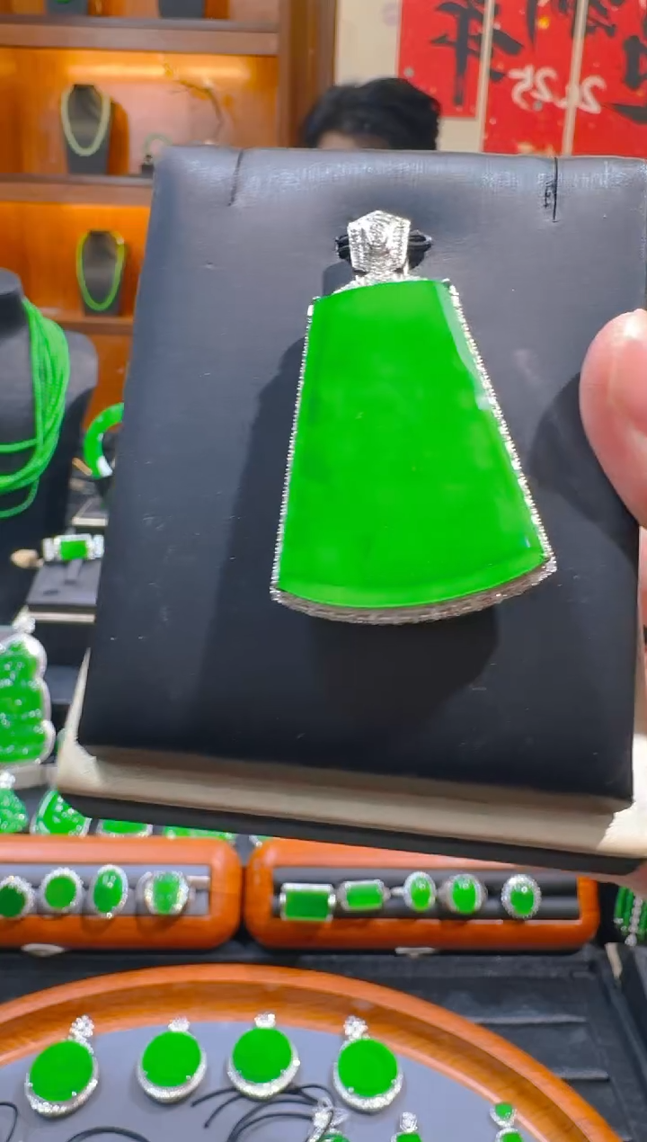 【闪购商品】翡翠吊坠(赠链)18K金镶嵌天然A货翡翠