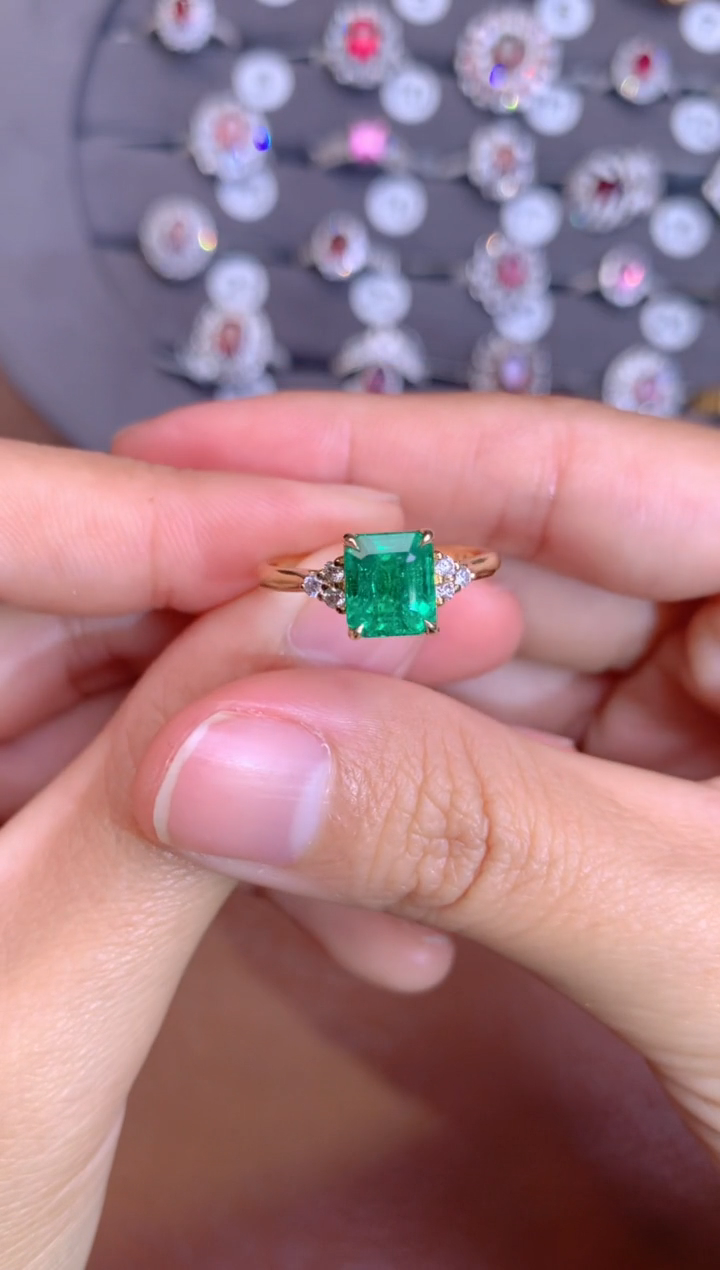 【闪购商品】祖母绿戒指18K金镶嵌1.8CT
