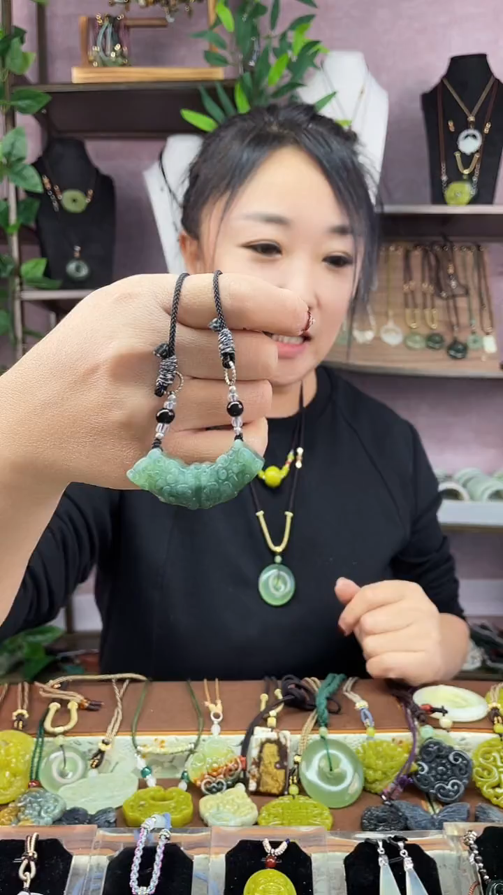 未镶嵌岫玉吊坠(赠链)未镶嵌 岫玉 吊坠(赠链