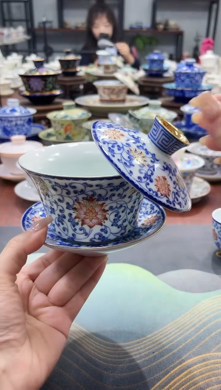 【闪购商品】320描金釉下彩缠枝莲盖碗