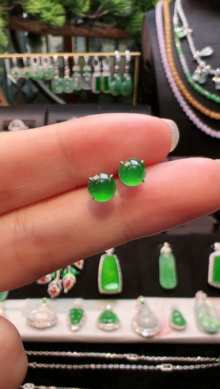 【闪购商品】翡翠耳钉18K金镶嵌高冰正阳绿蛋面耳钉