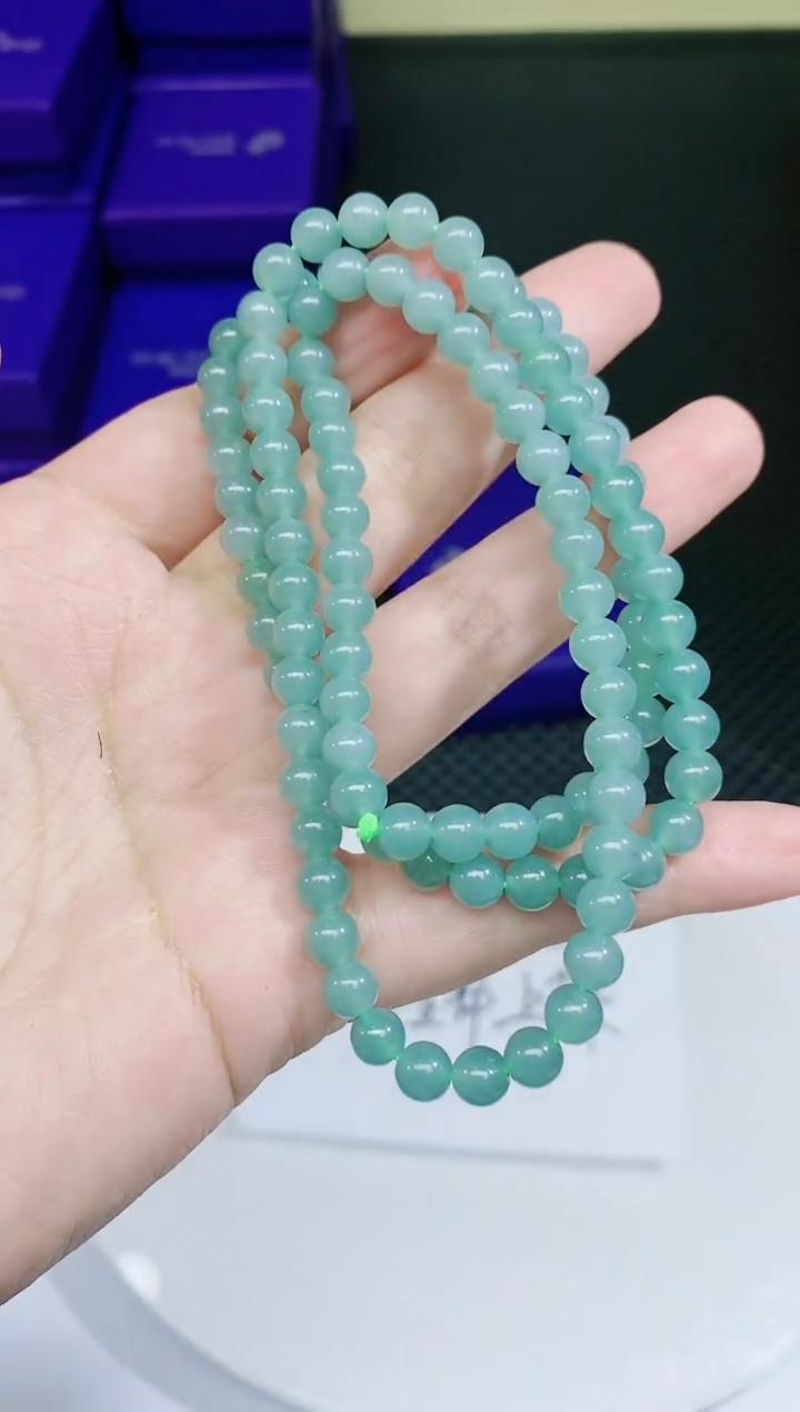 翡翠未镶嵌颈饰              