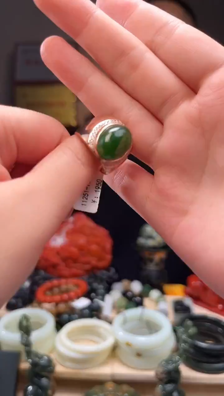 颈饰未镶嵌和田玉戒指