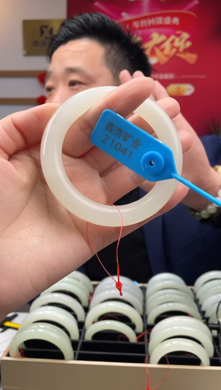 【闪购商品】和田玉手镯未镶嵌白胶猫 Z1041 圈口57