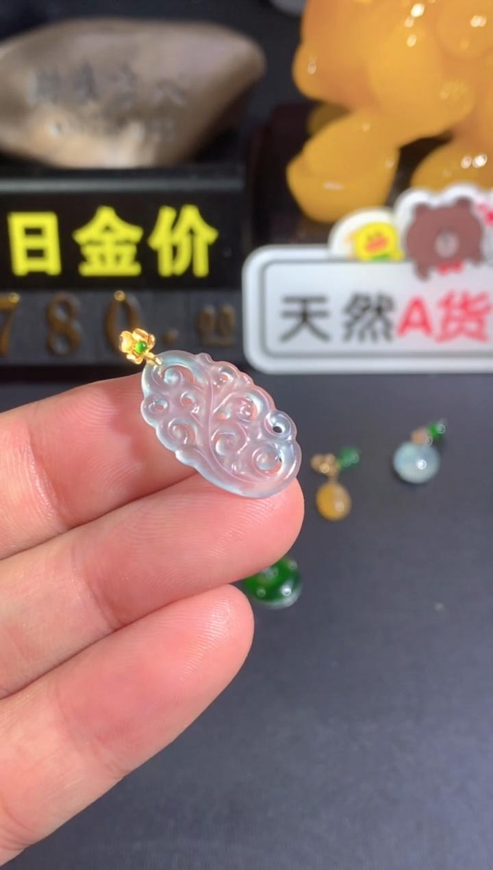 翡翠18K金镶嵌颈饰   