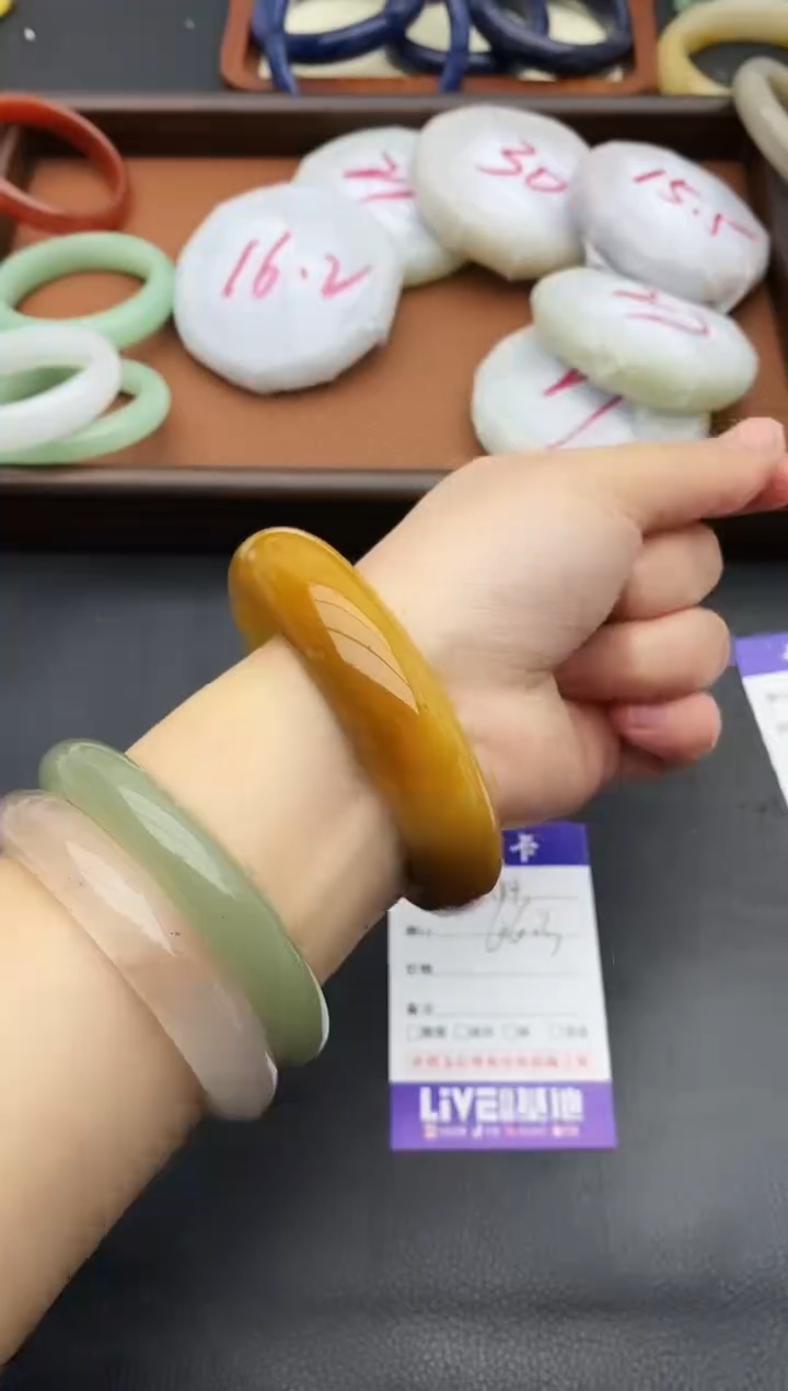 未镶嵌手镯石英质玉184+66.3