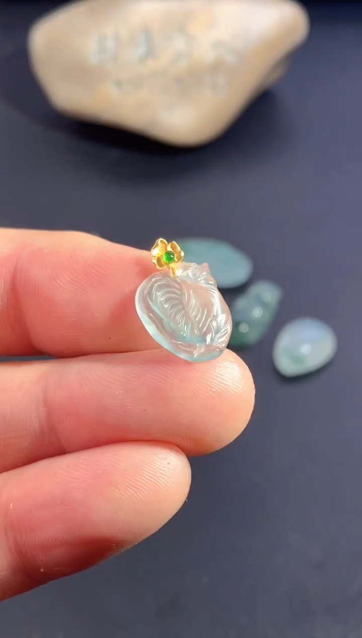 颈饰18K金镶嵌翡翠       
