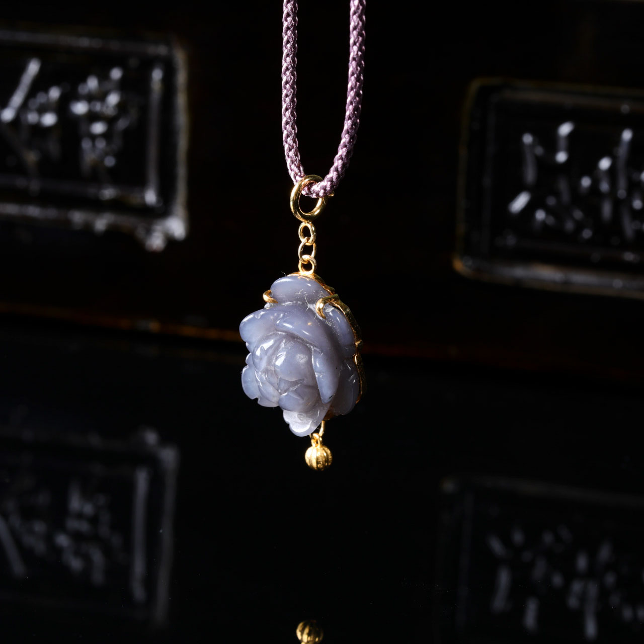 【意婵】《芊伊》18K金精工镶嵌和田玉烟紫精雕花项链-913177