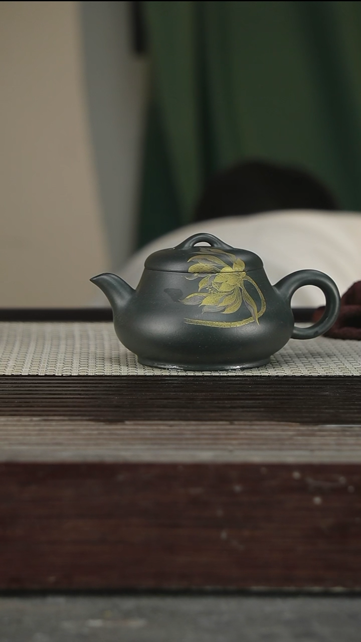 茶壶紫砂吴国政，带证240CC50号