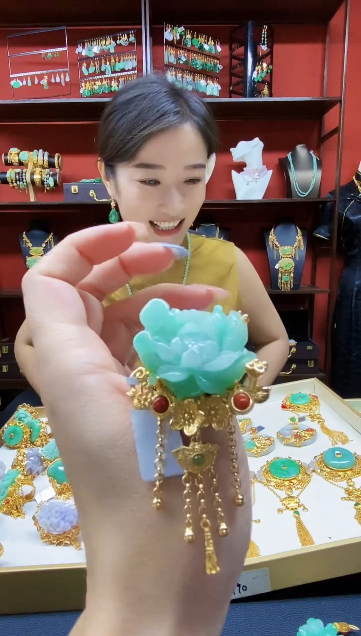 颈饰未镶嵌翡翠戒指