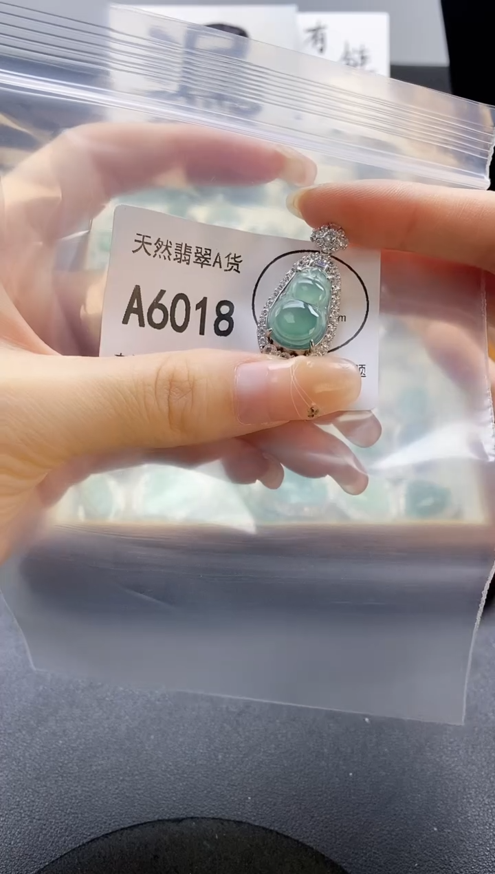 翡翠未镶嵌吊坠(赠链)天然翡翠A货