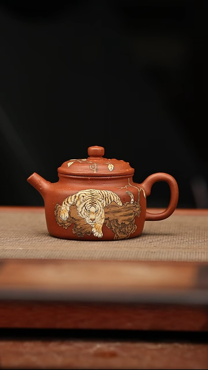 茶壶紫砂生砂朱泥 半手 泥绘老虎130毫升