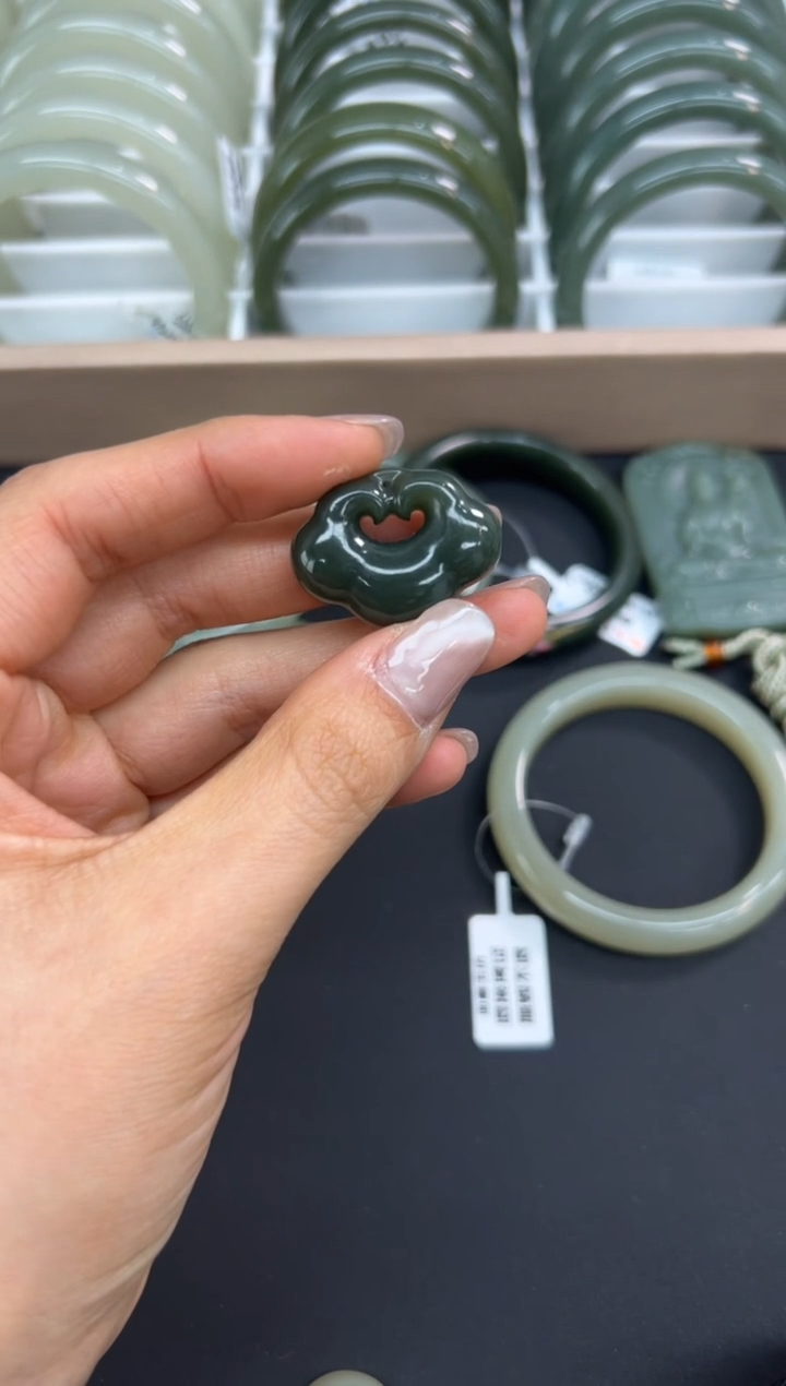 和田玉未镶嵌颈饰平安锁