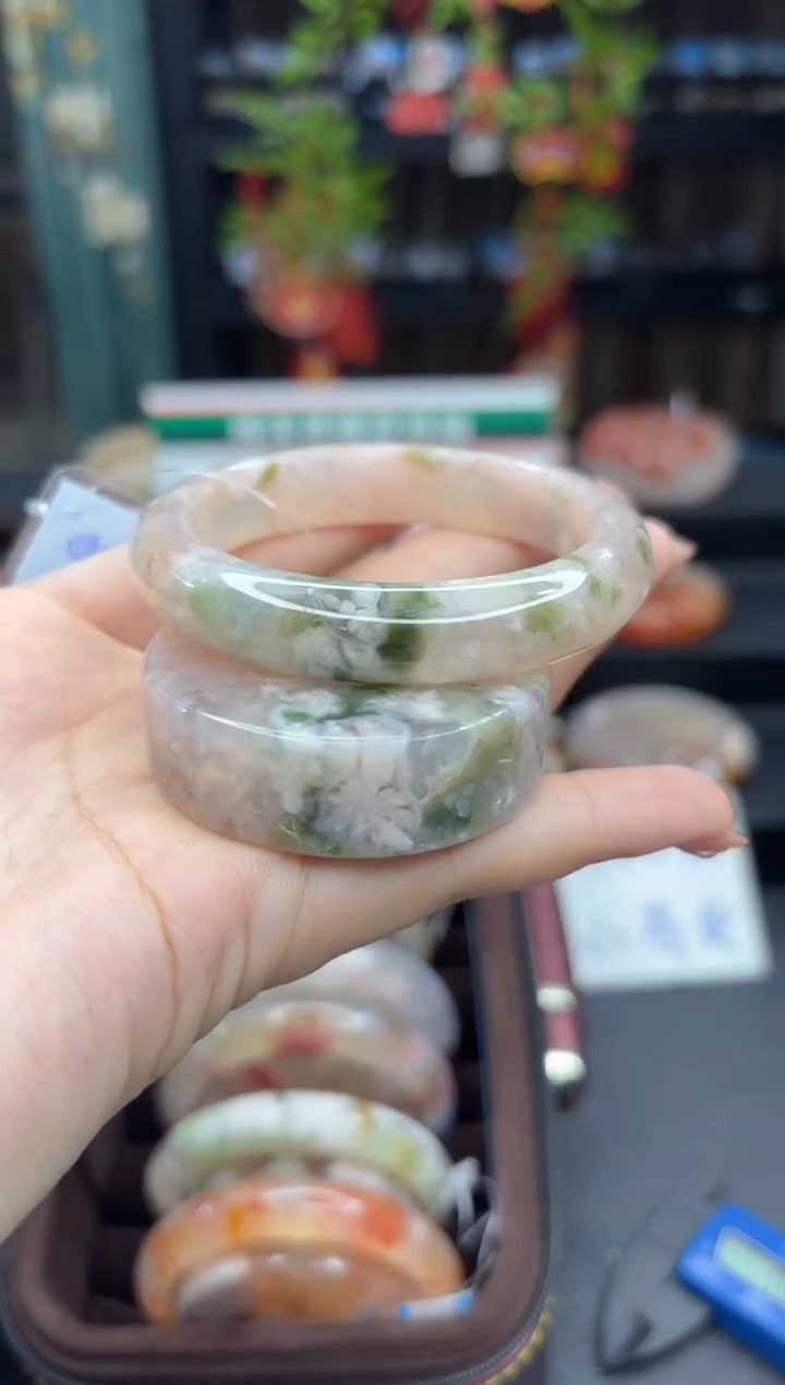 【闪购商品】石英质玉手镯未镶嵌562（53圈赠送镯心）