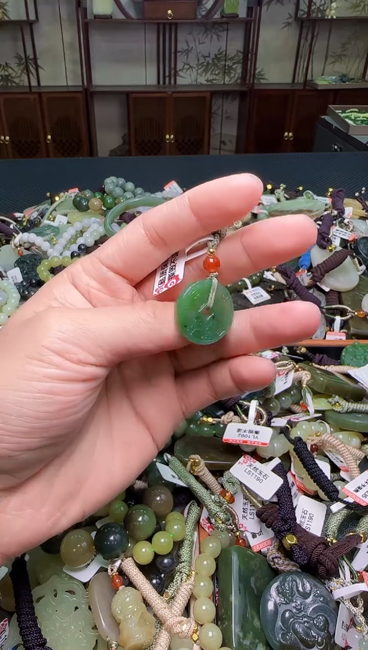 颈饰未镶嵌和田玉1