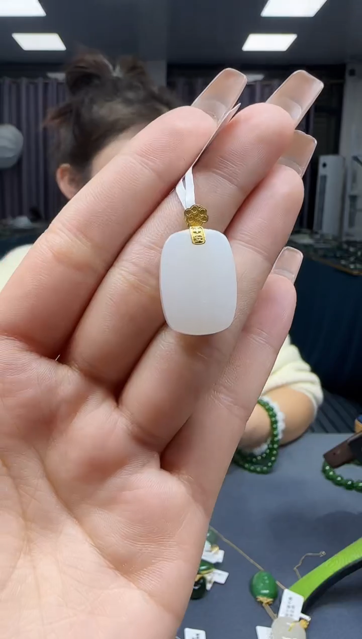 【闪购商品】和田玉挂件18K金镶嵌1