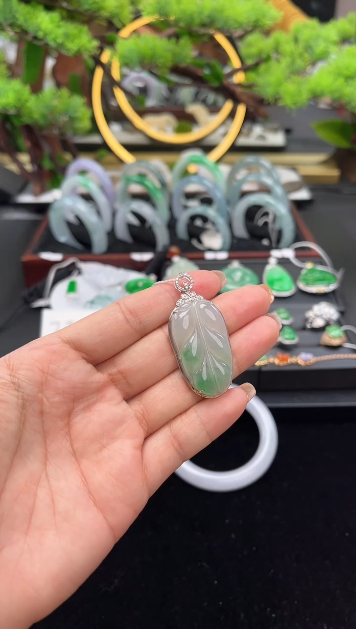 颈饰18K金镶嵌翡翠吊坠