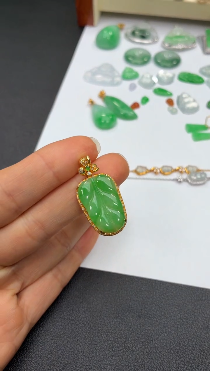 颈饰18K金镶嵌翡翠天然翡翠A货