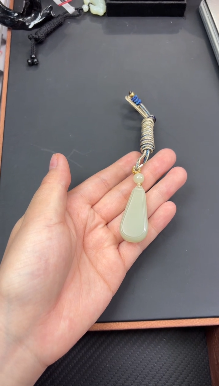 【闪购商品】和田玉吊坠(赠链)未镶嵌且末微色差迪克兰吊坠