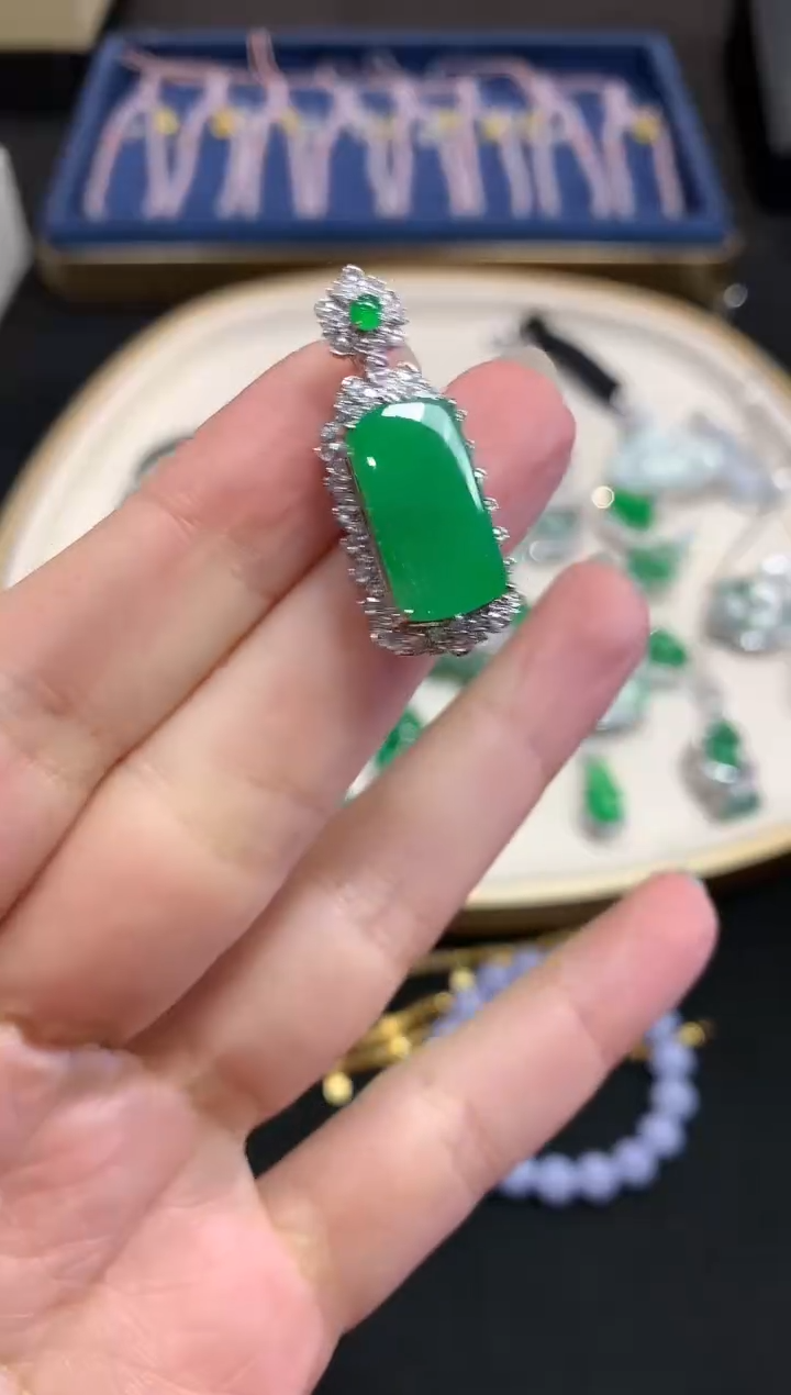 【闪购商品】翡翠吊坠(不含链)18K金镶嵌W646|18800