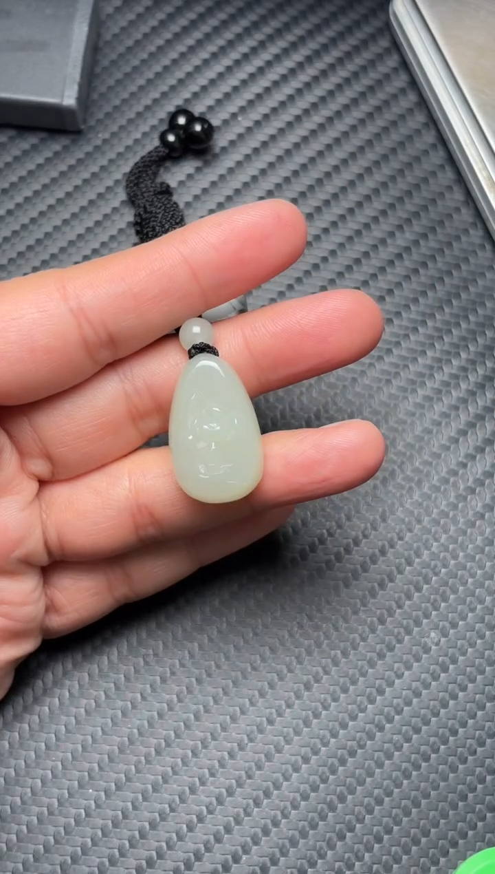 吊坠(赠链)未镶嵌和田玉且末近矿微色差吊坠