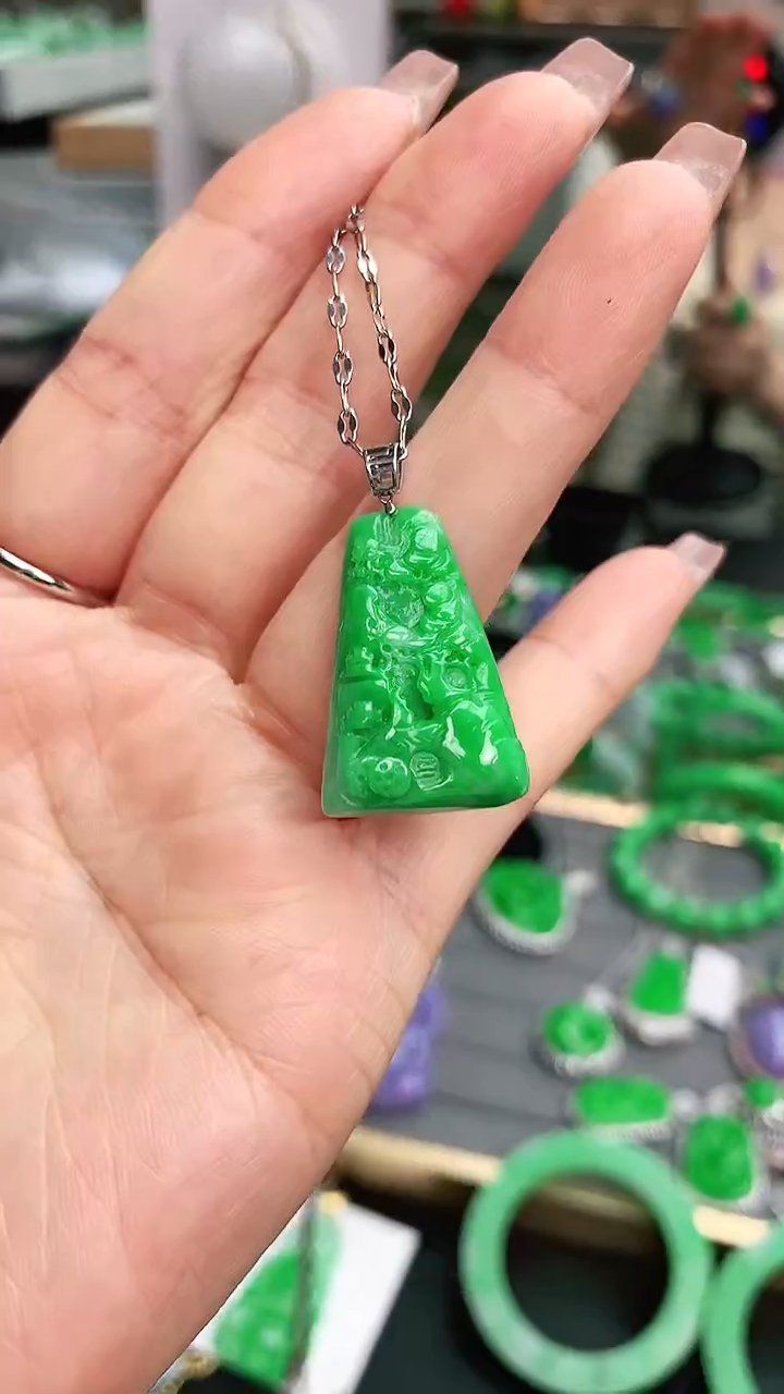 颈饰18K金镶嵌翡翠赠礼盒证书