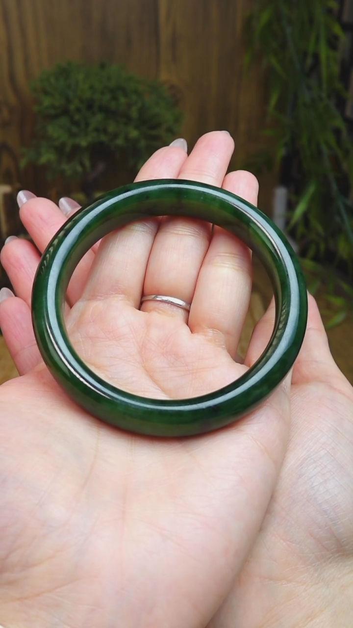 【闪购商品】和田玉手镯未镶嵌俄料碧玉辣绿色