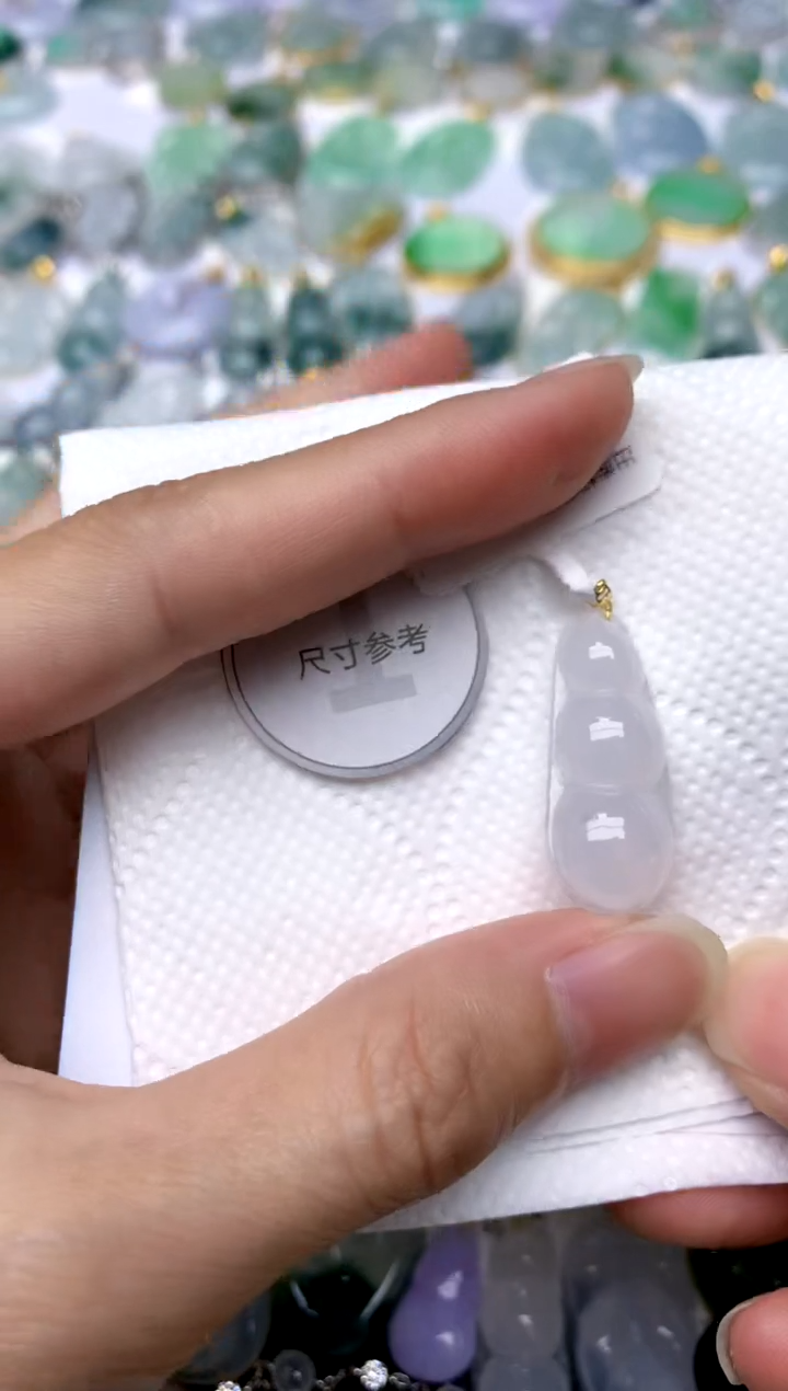 颈饰18K金镶嵌翡翠天然A货翡翠