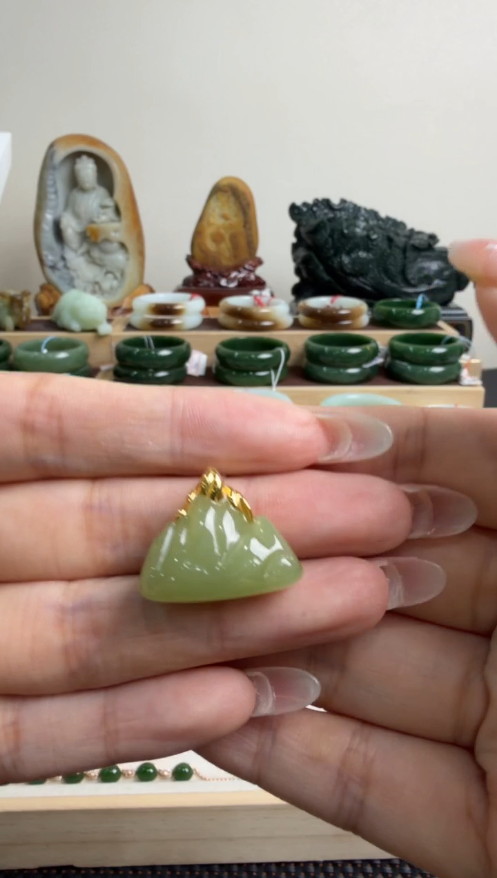 颈饰18K金镶嵌和田玉挂件