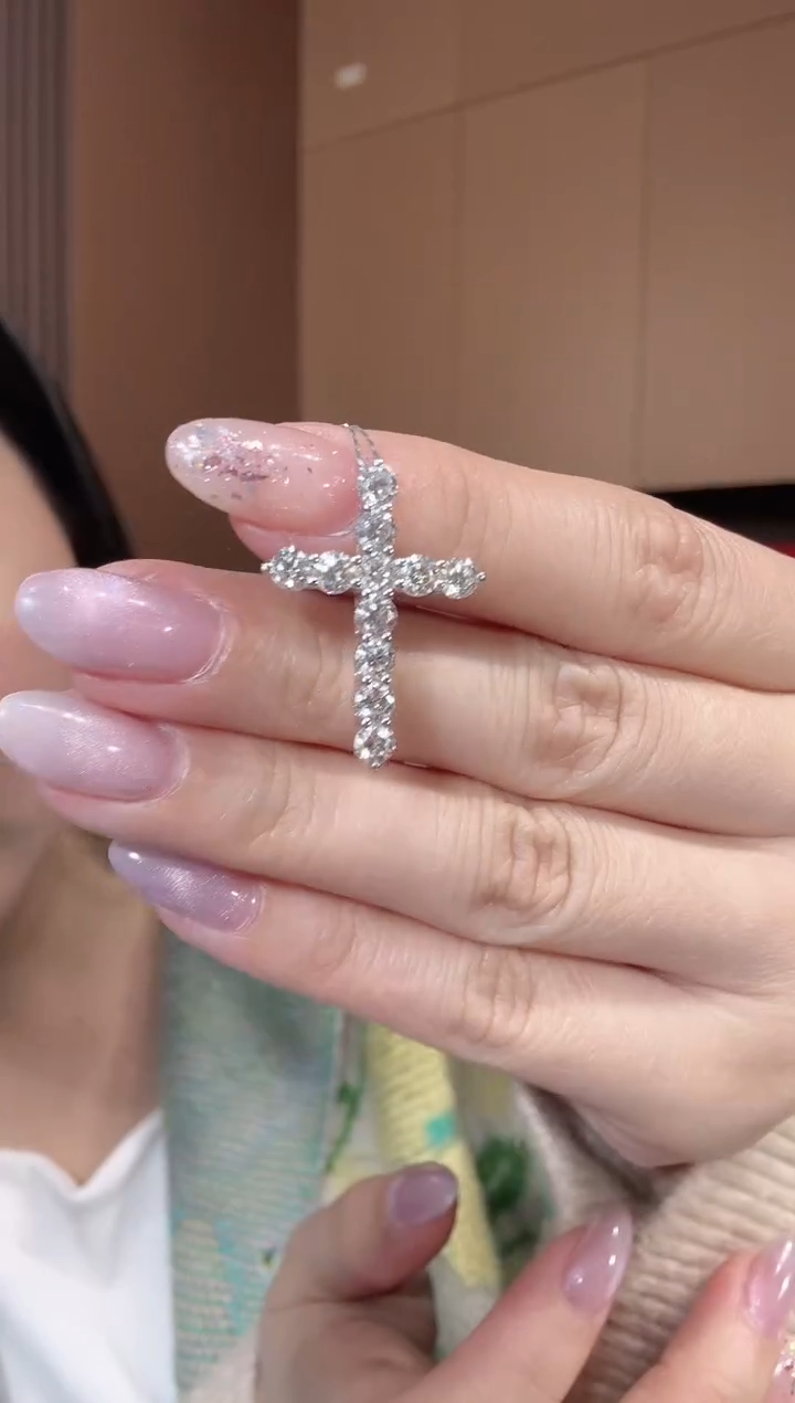 【闪购商品】钻石吊坠18K金镶嵌1.5克拉十字架吊坠