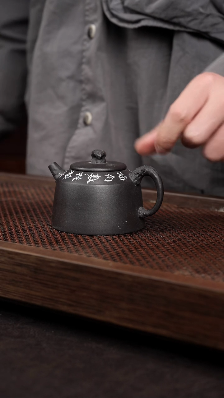 【闪购商品】紫砂茶壶黑料刻绘金钟